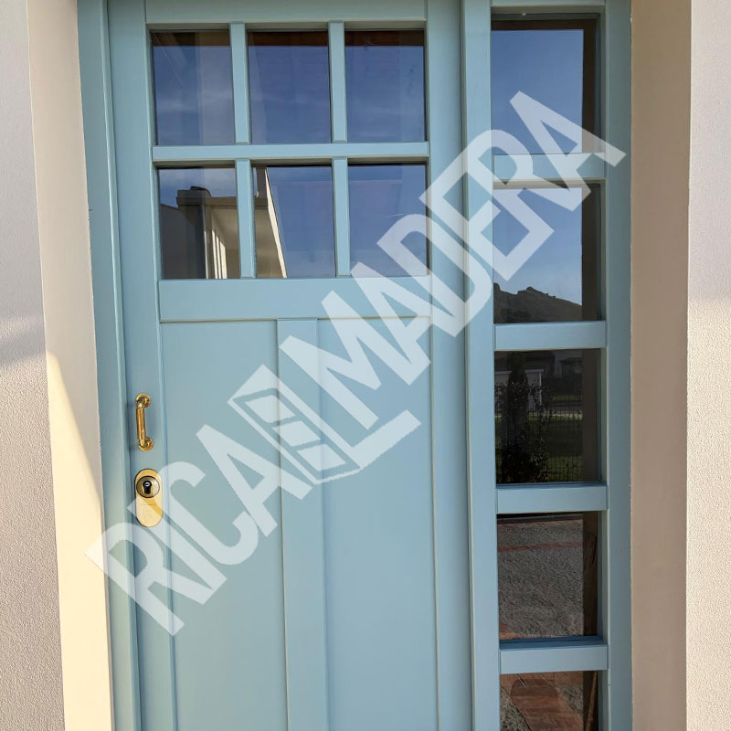 Puerta exterior madera azul