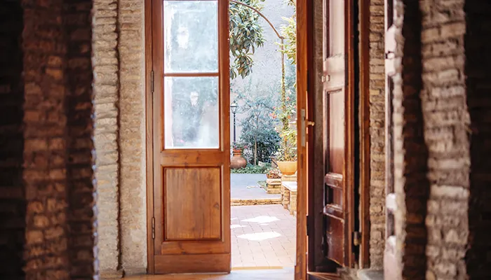 PUERTAS DE INTERIOR RÚSTICAS: LA CALIDEZ DE LA MADERA EN TU HOGAR