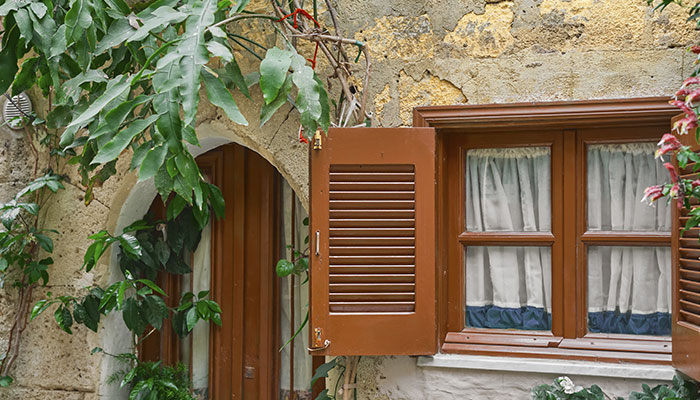 CONTRAVENTANAS DE MADERA: FUNCIONALIDAD, ESTÉTICA Y TRADICIÓN