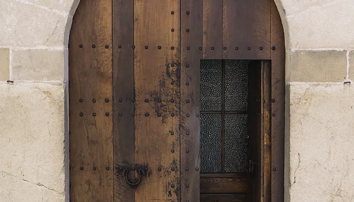 ELEMENTOS RÚSTICOS EN LAS PUERTAS DE MADERA
