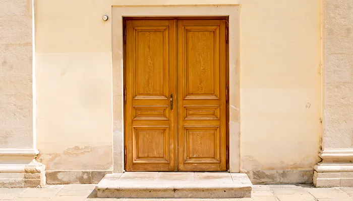 PUERTAS DE MADERA MODERNAS VS RÚSTICAS: CUÁL ELEGIR