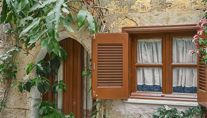 CONTRAVENTANAS DE MADERA EN VERANO: FRESCURA, PROTECCIÓN Y CONFORT EN EL HOGAR