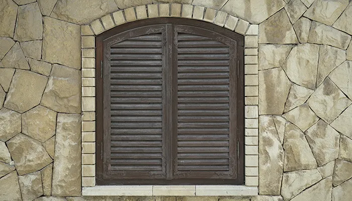 FORMAS Y ESTILOS DE CONTRAVENTANAS DE MADERA: FUNCIONALIDAD Y ENCANTO ARTESANAL