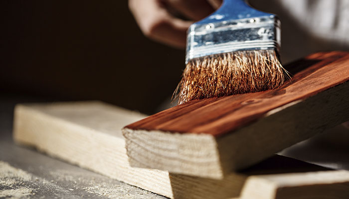 LASUR O BARNIZ: ¿QUÉ ES MEJOR PARA MADERA EXTERIOR?