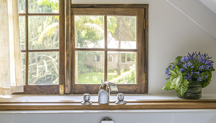VENTAJAS DE PONER VENTANAS DE MADERA EN EL BAÑO