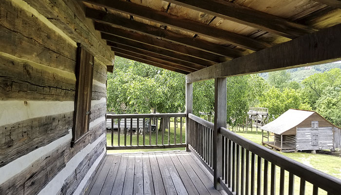 BALCONES DE MADERA: TRADICIÓN, ELEGANCIA Y CALIDEZ EN TU FACHADA