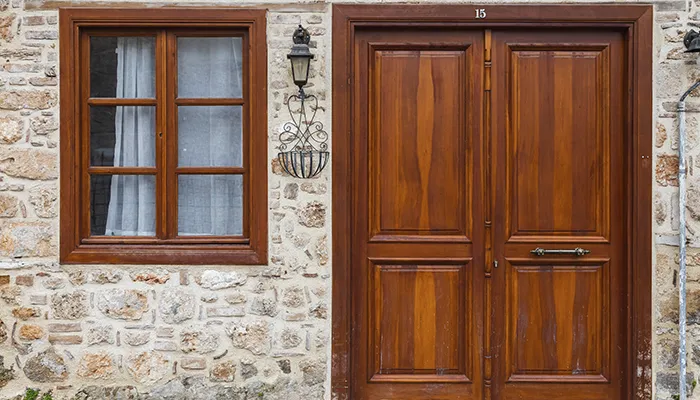 FABRICACIÓN ARTESANAL DE PUERTAS Y VENTANAS DE MADERA EN CUENCA