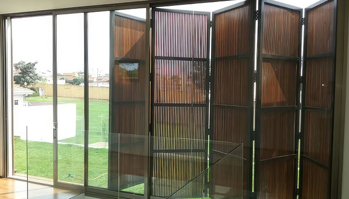 VENTAJAS DE LAS PUERTAS PLEGABLES DE MADERA: FUNCIONALIDAD Y ESTILO PARA TU HOGAR
