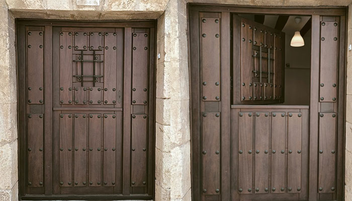 PUERTAS EXTERIORES RÚSTICAS: BELLEZA, SEGURIDAD Y AUTENTICIDAD EN MADERA MACIZA
